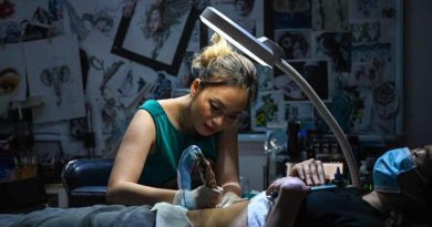 Au Vietnam, des femmes pansent leurs plaies par le tatouage