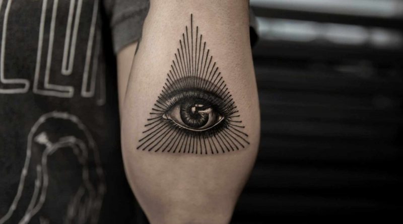 L'œil omniscient tattoo illuminati tattoo