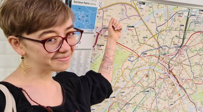 Elle décide de se faire tatouer... le plan du métro de Paris sur le bras